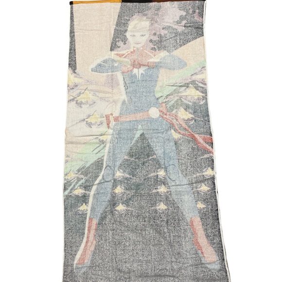 Disney Captain Marvel Beach Towel NWOT Loot Crate Marvel - Picture 2 of 8